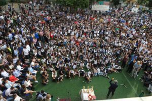 Fără festivitate de început de an. Dar cu petrecere în curtea școlii, cu o seară înainte