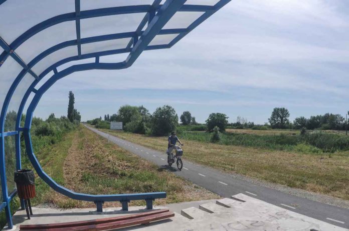 ATV-uri și jeep-uri pe pista de biciclete spre Serbia. CJ Timiș montează camere ATV-uri și jeep-uri pe pista de biciclete spre Serbia. CJ Timiș montează camere