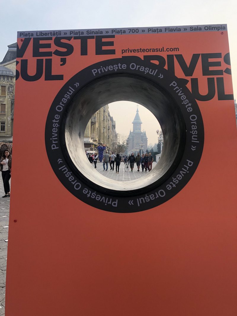 privește orașul