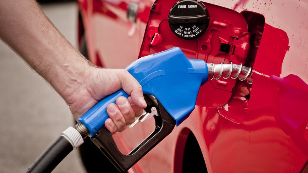 Situație de criză pe piața carburanților: Guvernul plafonează adaosul și limitează exporturile