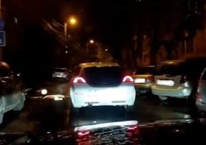 Șofer de Uber, bătut de un client. Agresorul e căutat de poliție
