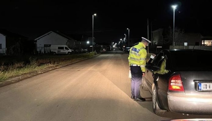 Fără permis, a șaptea oară. A fugit de polițiști cu mașina, pe câmp