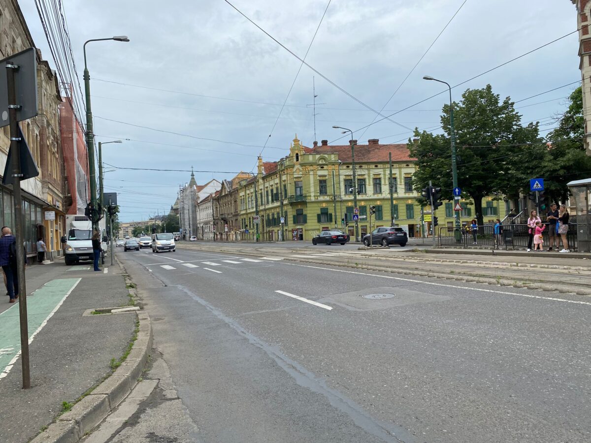 Șantierul din Piața Mocioni se amână. Șoferii primesc o bandă înapoi, dar apar alte restricții Șantierul din Piața Mocioni se amână. Șoferii primesc o bandă înapoi, dar apar alte restricții