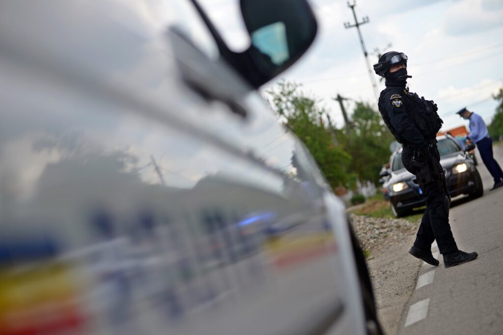 Cei doi adolescenți arestați pentru crima de la Cenei au bătut înainte de Crăciun un alt tânăr
