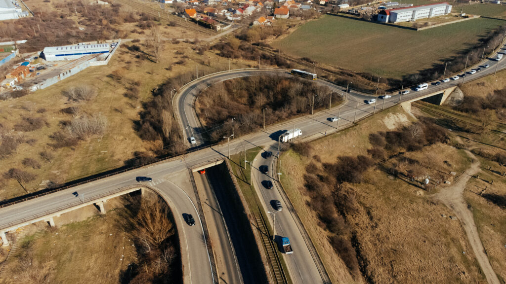 După un an de hârtii, va putea începe șantierul la pasajul Slavici - Polonă. Cât ar trebui să dureze