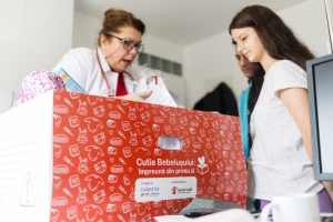 Speranță pentru tinerele mame din Timiș. Alte 350 de familii primesc Cutia Bebelușului