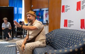 DJ, laptop scump și absențe. Managerul interimar al Teatrului Maghiar, contestat de angajați