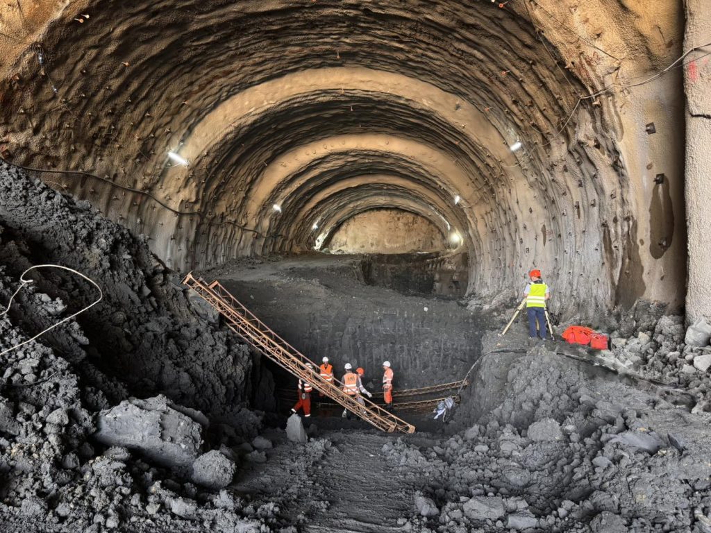 Lucrări intense pe A1 Margina - Holdea: 800 de muncitori și 200 de utilaje pe șantier / FOTO