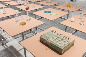 Design și chimie la Faber. „Legături chimice”, despre procese invizibile și povești industriale / FOTO