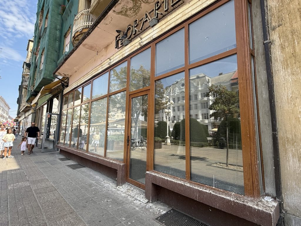 Kenosis renunță la fosta florărie, invocând presiuni politice și publice