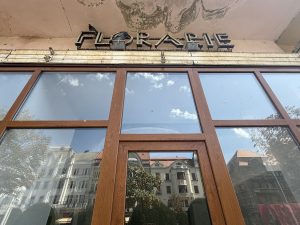 Fosta florărie din Piața Victoriei, dată ONG-ului din Cerneteaz prin vot la limită în CL