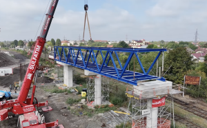 De pe peron direct la parcare. Pasarela de la Gara de Nord, montată pe șantierul CFR / FOTO + VIDEO