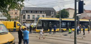 Tramvai deraiat pe bd. Dâmbovița. Circulația de pe linia 9, deviată temporar
