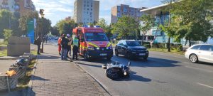 Motociclist rănit, după ce a fost lovit de o șoferiță care nu s-a asigurat