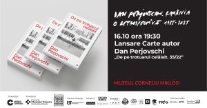 Dan Perjovschi, „la tramvaie”, cu o carte de pe trotuarul celălalt