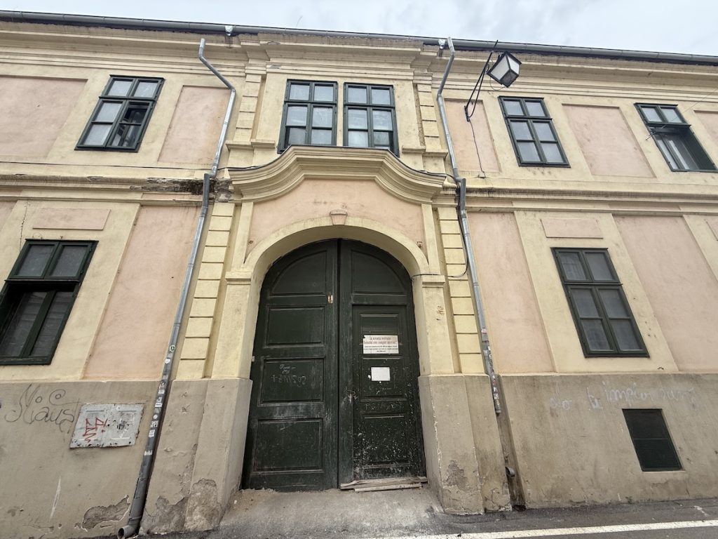 După 6 ani de șantier și 17 milioane de lei cheltuiți, Primăria nu spune ce urmează la fosta Dermatologie de pe Mărășești
