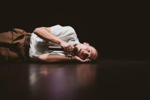 „Ochii mamei”, o confesiune scenică tulburătoare, pe scena Teatrului German
