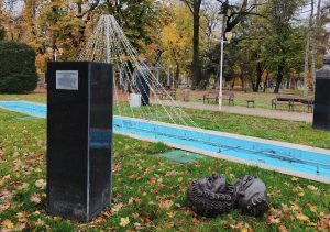 De la neglijență la vandalism. Busturi de pe Aleea Personalităților, doborâte în centrul Timișoarei