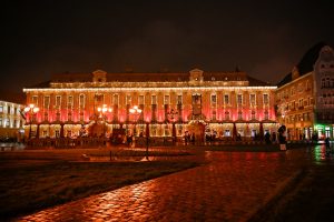 Palatul Baroc din Piața Unirii, decorat pentru prima dată de sărbători. CJ Timiș vrea un târg de Crăciun „de top european”