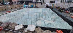 Primele plăci de granit turcoaz, montate în Piața Victoriei. Traseul Revoluției merge înainte, disputele rămân