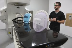 OncoHelp devine cel mai mare centru de radioterapie din România, după instalarea unui nou accelerator