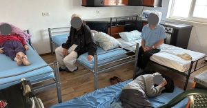 Cazul „Casa Ana”: bătrâni legați, ascunși și cazați ilegal. Autoritățile confirmă condiții inumane