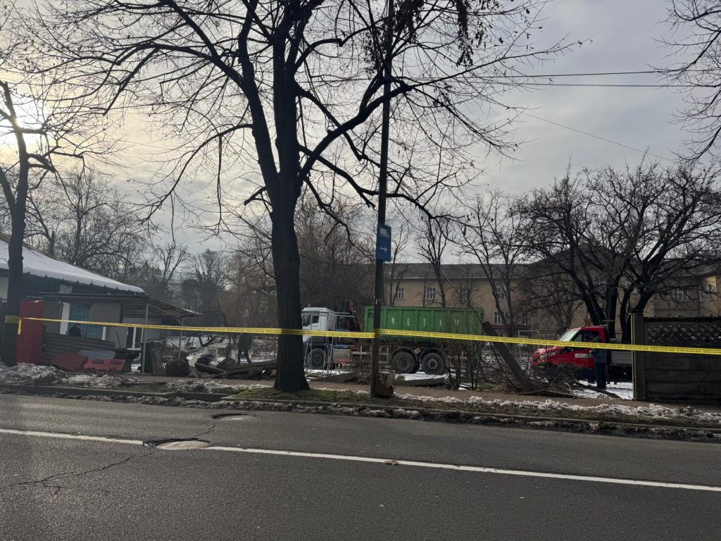 Teren de baschet pe un spațiu folosit de canotori. Primăria: Recuperăm spațiul public