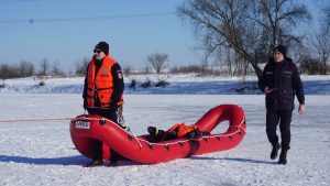 Pompierii din Timiș se antrenează pe ape înghețate. Bega, folosită pentru exerciții