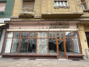 Primăria explică de ce dă fosta florărie din Piața Victoriei unui ONG, dar nu și de ce renunță la licitație