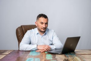 Râde ciob de oală spartă. Șeful PNL Timișoara atacă primăria, după cazul Paula Romocean
