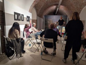 Indecis: Cum funcționează un spațiu artistic independent între joc, muncă invizibilă și reziliență