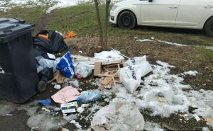 Amenzi de peste 165.000 de lei pentru gunoaie. Un bărbat a incendiat textile direct pe stradă