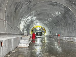 Tunelurile pentru urși de pe A1 Margina – Holdea avansează. 800 de muncitori pe șantier