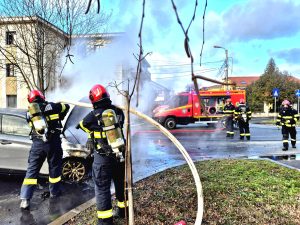 Mașină în flăcări pe strada Rapsodiei. Doi oameni au scăpat la timp