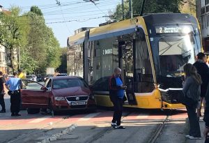 Tramvai sărit de pe șine, după un accident în Timișoara. Șofer de 73 de ani, dus la spital