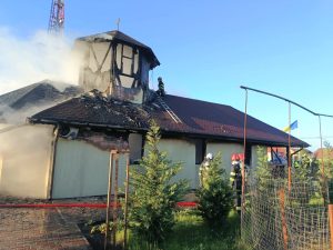 Incendiu la o biserică din Săcălaz. Intervenție cu zeci de pompieri
