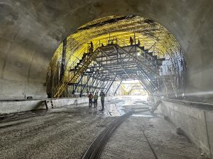 Peste 700 de muncitori pe șantierul A1 Margina–Holdea. Tunelurile se apropie de 60%