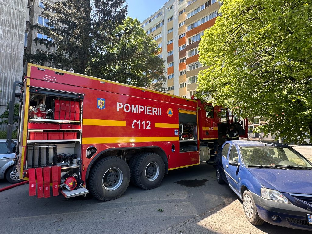 Incendiu la etajul 8 al unui bloc din Timișoara. Peste 40 de oameni evacuați