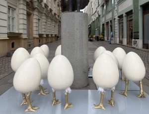 Ouăle cu picioare de lângă „SuperMam”, contestate de artist. Primăria nu le mută