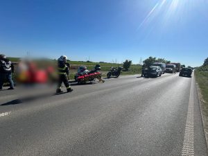 Un șofer a intrat într-un grup de motocicliști pe DN6. Două persoane, rănite