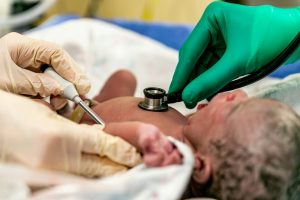 O boală genetică gravă rămâne subdiagnosticată în România. Depistarea imediat după naștere poate salva vieți