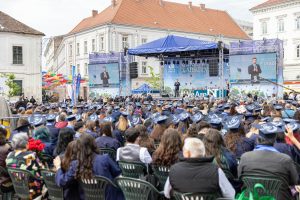 Peste 2.000 de tineri au sărbătorit în Piața Libertății. Ceremonia UVT 2026, în centrul Timișoarei