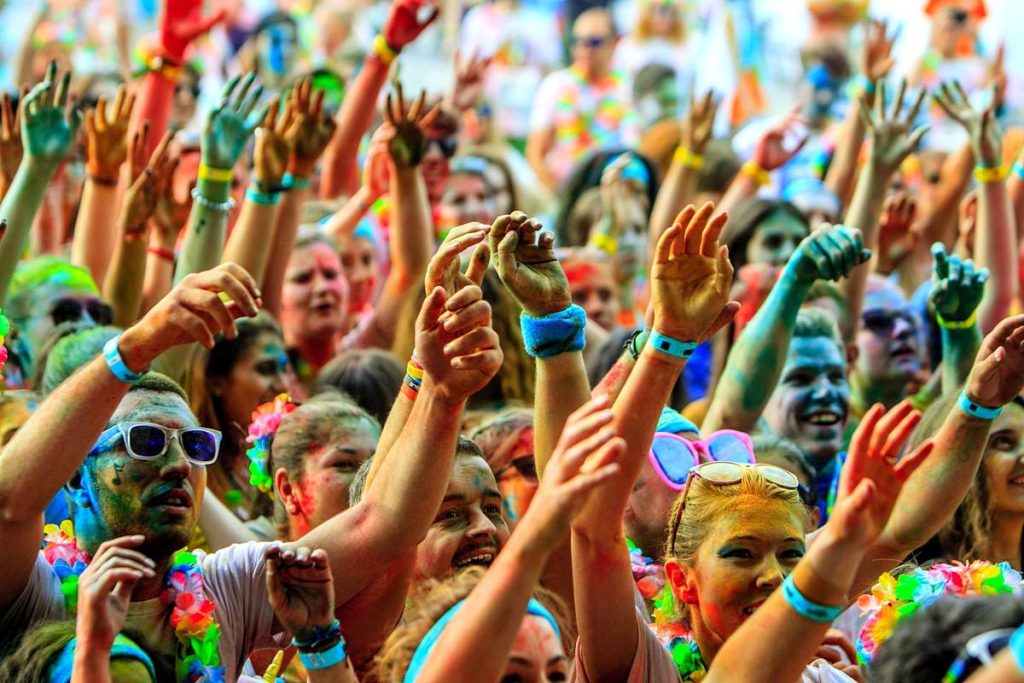 Restricții de circulație pentru The Color Run. Mai multe străzi vor fi închise sâmbătă