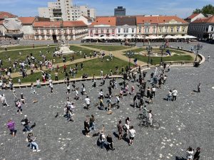 Cei mai lungi câini au cucerit centrul Timișoarei. Zeci de teckeli au ieșit la plimbare prin oraș
