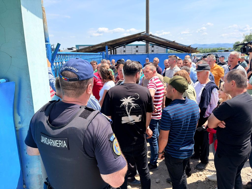 Zeci de oieri au protestat la ferma lui Dumitru Andreșoi. Banii nu vin, explicațiile nici atât