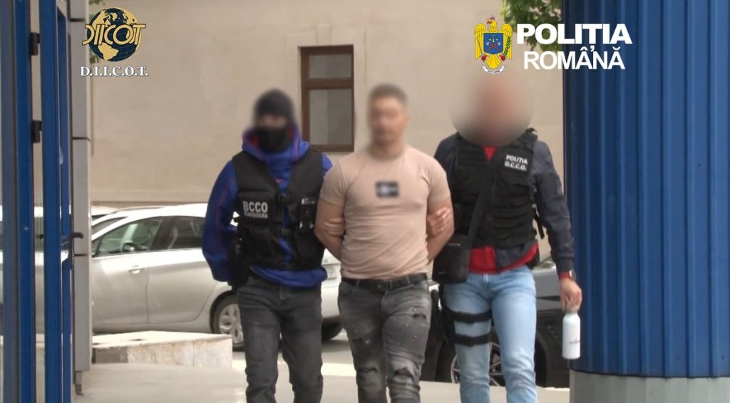„Loverboy” de 23 de ani, arestat. Și-a exploatat iubita și a bătut-o până a fugit pe geam