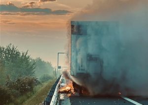 TIR cu bere în flăcări pe A1, în apropiere de Balinț. Restricții până după-amiază