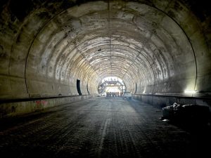 Mai sunt câteva sute de metri. UMB și bosniacii de la Euro-Asfalt sapă simultan la tunelurile de pe A1