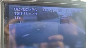 211 km/h pe drumul spre Moravița. Șofer de 33 de ani, lăsat pieton 4 luni