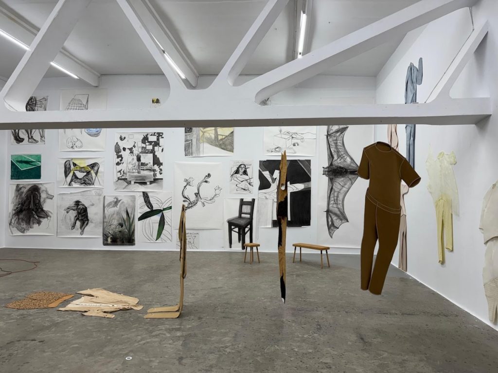 „Chasing Light”, expoziția care transformă Kunsthalle Bega într-o hartă a artei contemporane timișorene